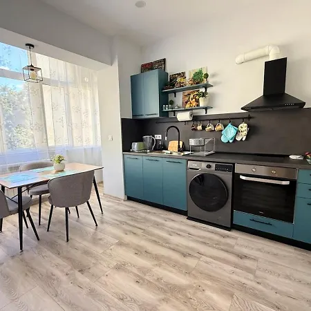 Apartment Stylish 2-bedroom In Center - 5m Walk To Metro Station Serdika, Statue -- 1 Fullbath & 1washroom *