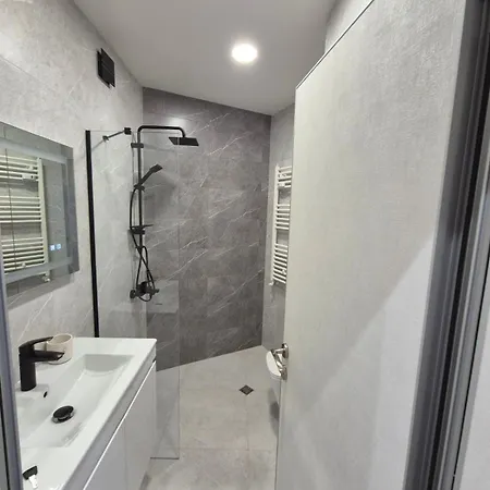 Appartement Stylish 2-bedroom In Center - 5m Walk To Metro Station Serdika, Statue -- 1 Fullbath & 1washroom Sofia