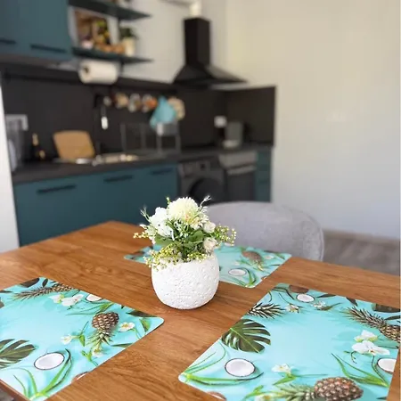 Stylish 2-bedroom In Center - 5m Walk To Metro Station Serdika, Statue -- 1 Fullbath & 1washroom Appartement Sofia