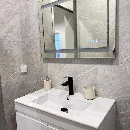 Stylish 2-bedroom In Center - 5m Walk To Metro Station Serdika, Statue -- 1 Fullbath & 1washroom 소피아