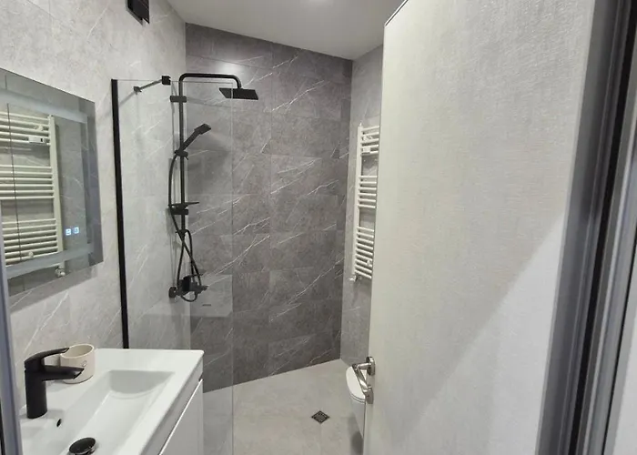 アパート Stylish 2-bedroom In Center - 5m Walk To Metro Station Serdika, Statue -- 1 Fullbath & 1washroom ソフィア