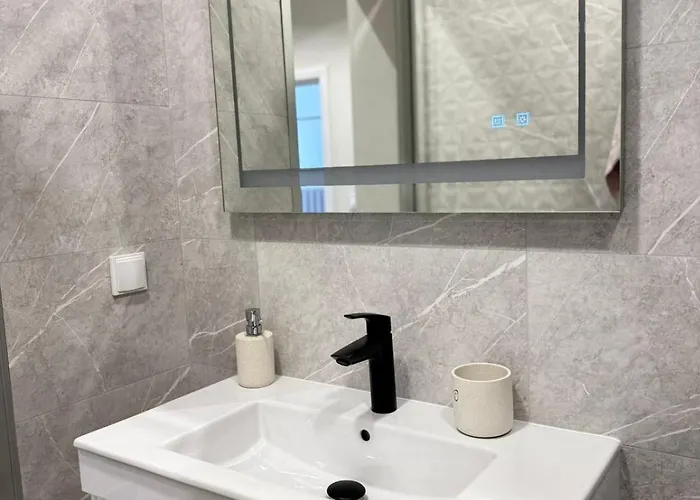 Stylish 2-bedroom In Center - 5m Walk To Metro Station Serdika, Statue -- 1 Fullbath & 1washroom ソフィア