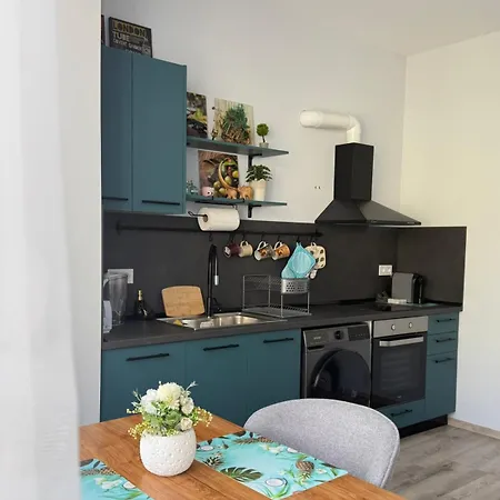 Stylish 2-bedroom In Center - 5m Walk To Metro Station Serdika, Statue -- 1 Fullbath & 1washroom * София