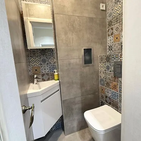 Stylish 2-bedroom In Center - 5m Walk To Metro Station Serdika, Statue -- 1 Fullbath & 1washroom * София